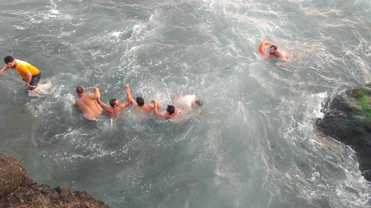 Eynesil\'de Boğulma Tehlikesi: 1 Ölü