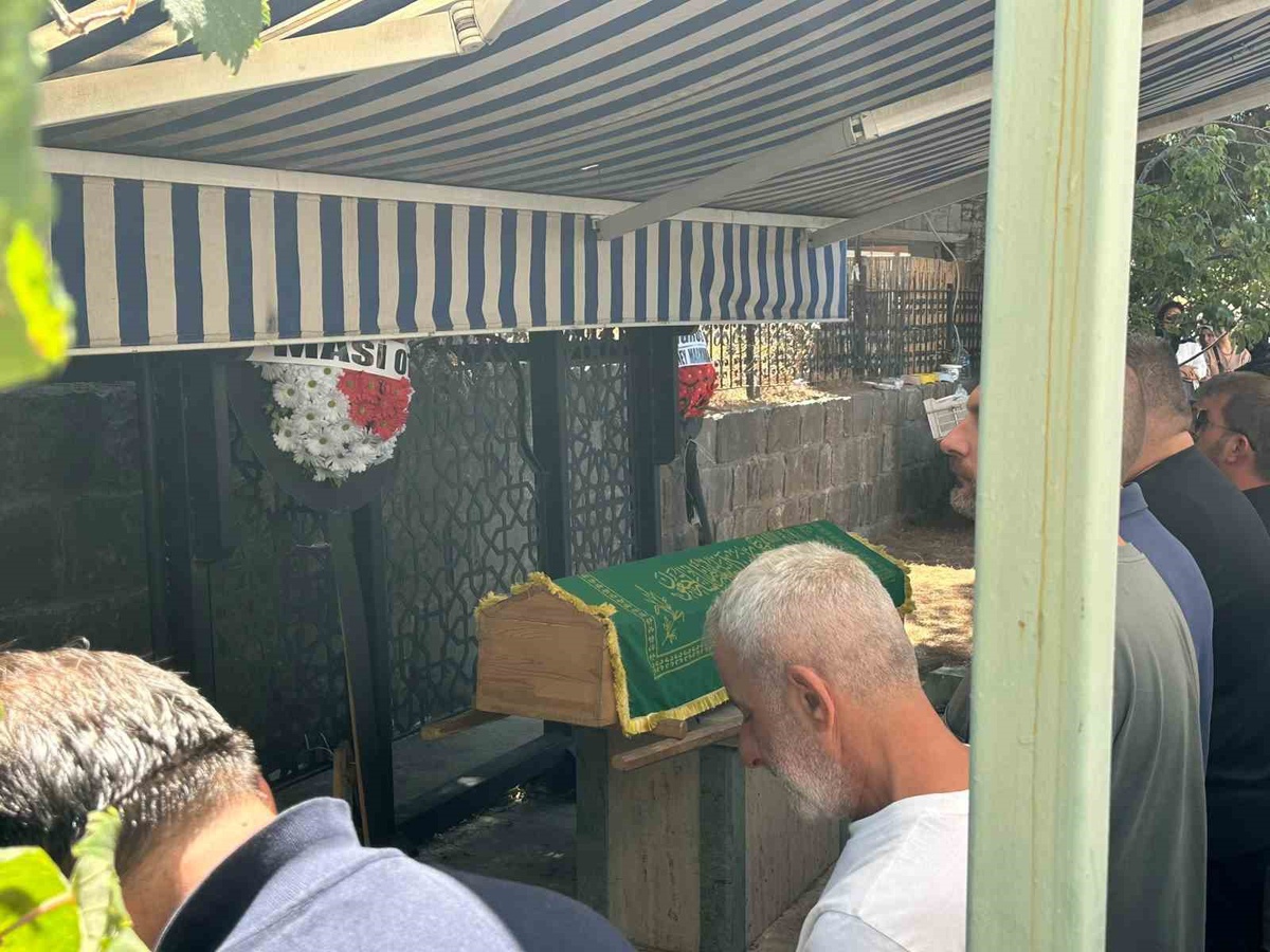Gökçeada\'da Motosiklet Kazası: 17 Yaşındaki Emirhan Hayatını Kaybetti