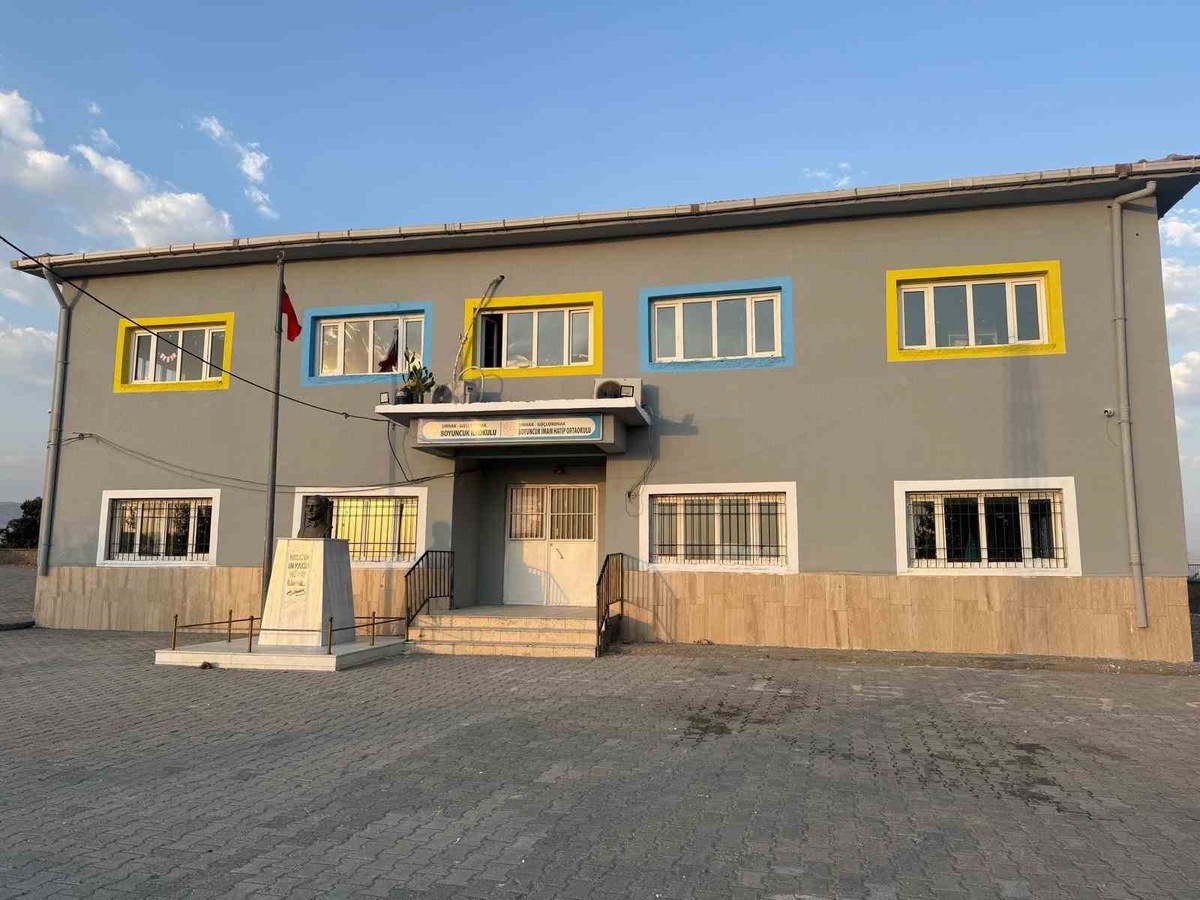 Güçlükonak\'ta Okullara Yenileme Çalışmaları