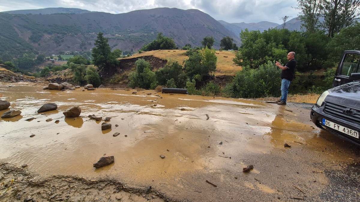 Bingöl\'de Heyelan, Yol Kapandı