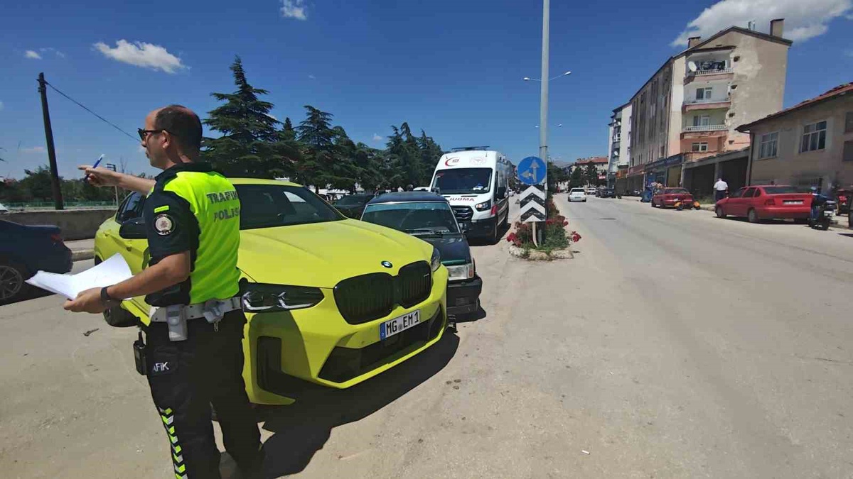 Yalvaç\'ta Trafik Kazası: 2 Yaralı