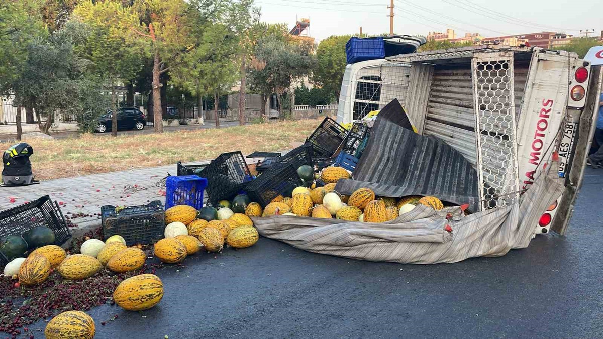 Kuşadası\'nda Trafik Kazası: Sürücü Uyuyunca Pikap Devrildi