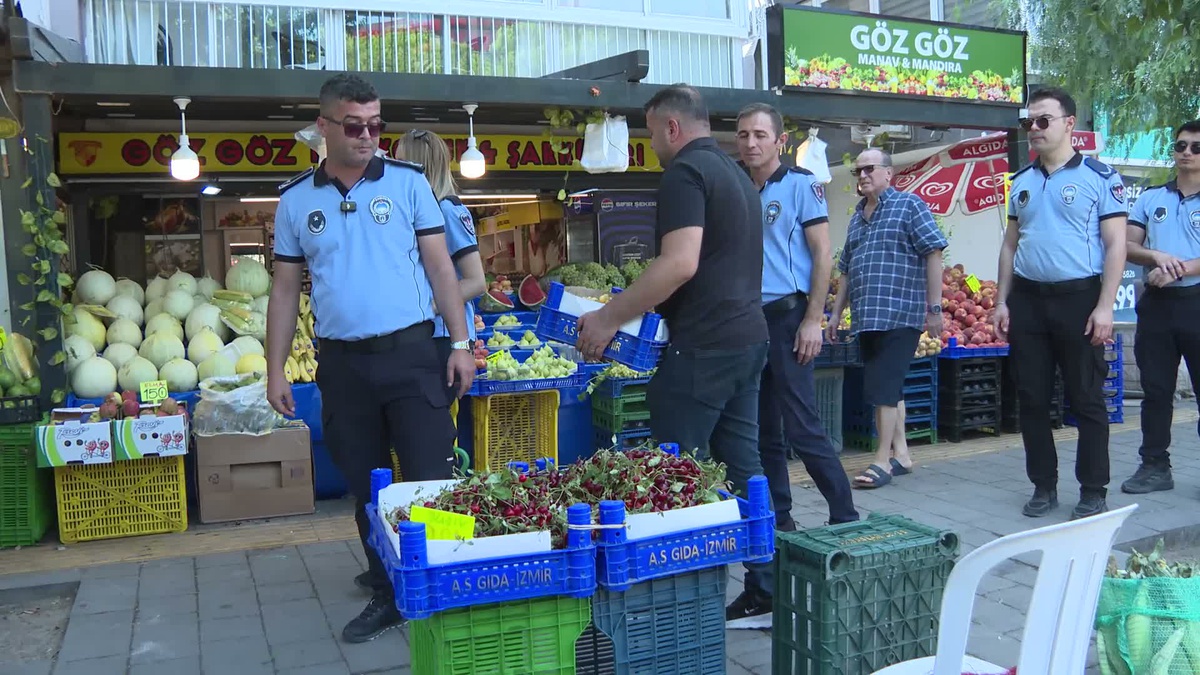 İzmir\'de ana arterlerde kaldırım işgaline geçit yok