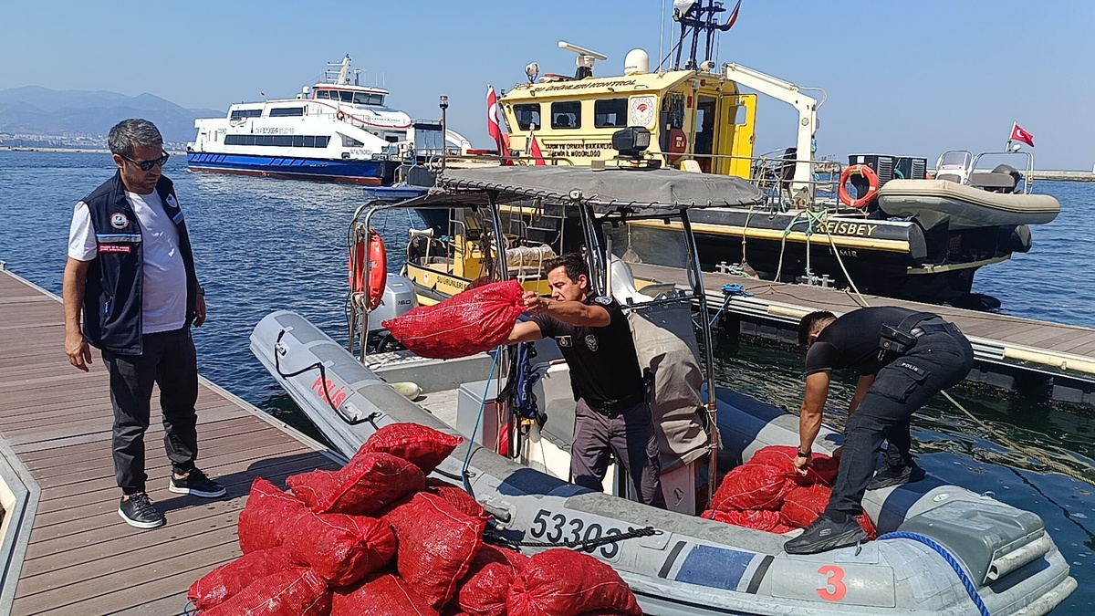 İzmir\'de Yasa Dışı Kara Midye Avcılığına Ceza