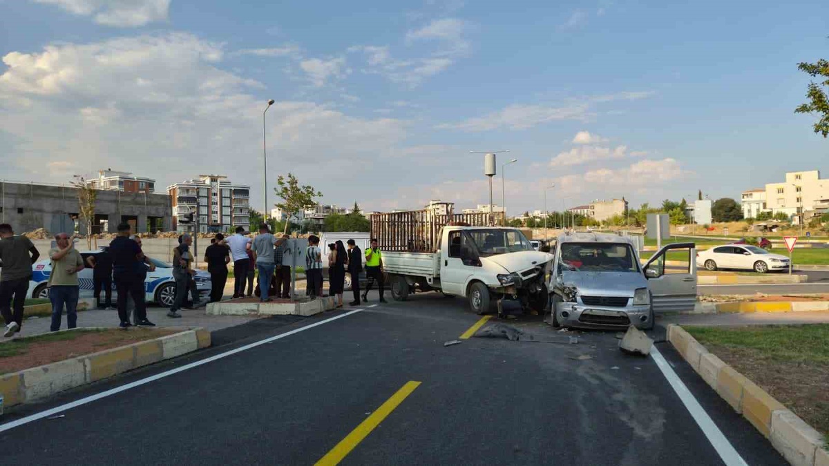 Adıyaman\'da Kamyonet ve Hafif Ticari Araç Çarpıştı