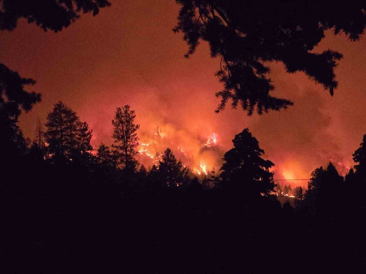 British Columbia\'da Yangın: 1 Ölü, 21 Bin Tahliye