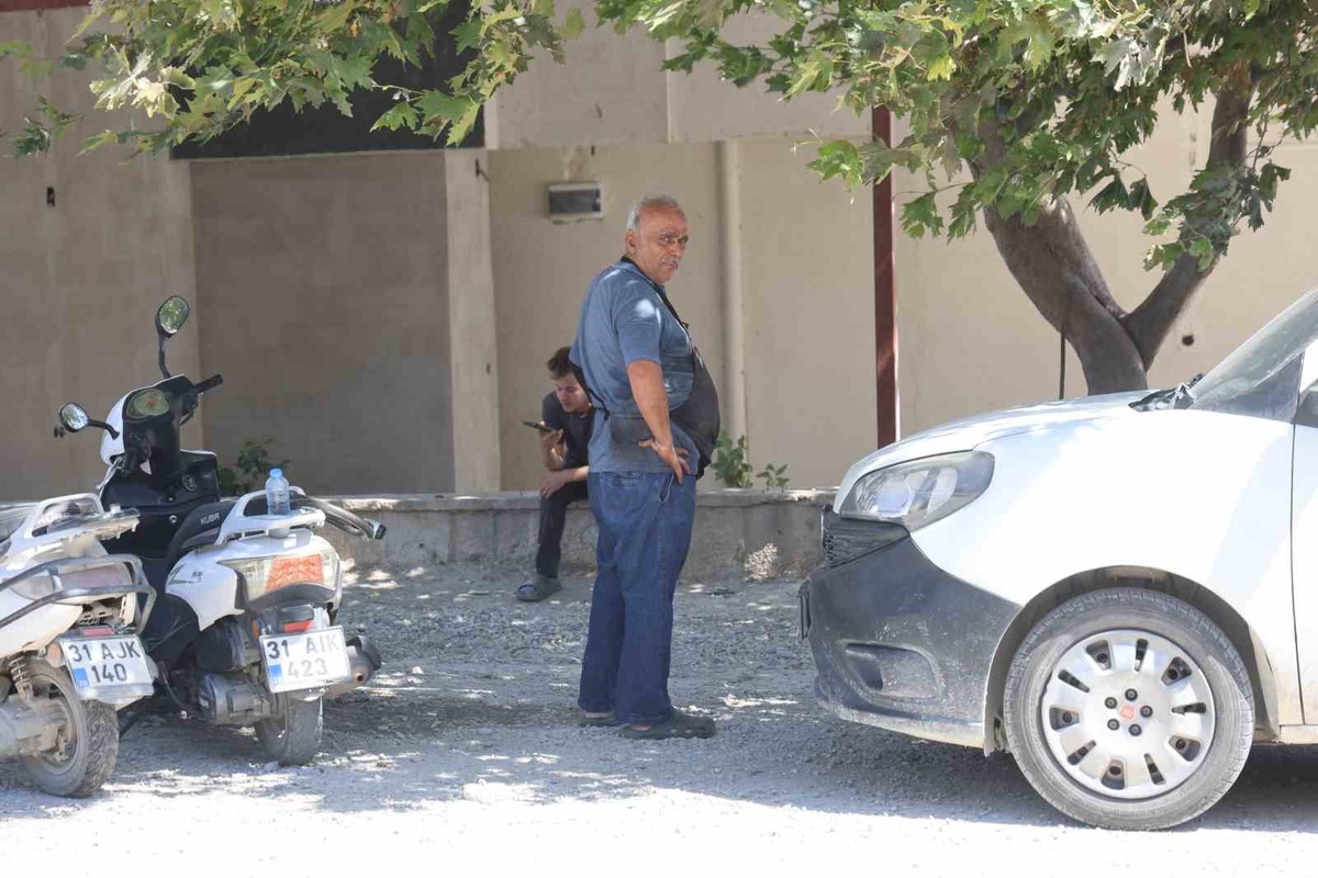 Hatay\'da Fırıncılar Sıcağa Rağmen Çalışmaya Devam Ediyor