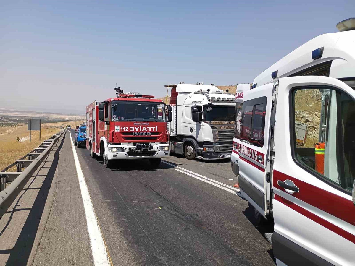Şanlıurfa\'da Trafik Kazası: Sürücü Kurtarıldı