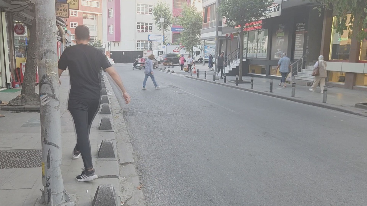 Küçükçekmece\'de Yaya, Kamyon Çarpması Sonucu Ağır Yaralandı