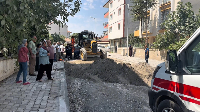 Malatya'da belediye işçisi, iş makinesinin altında kalarak hayatını kaybetti
