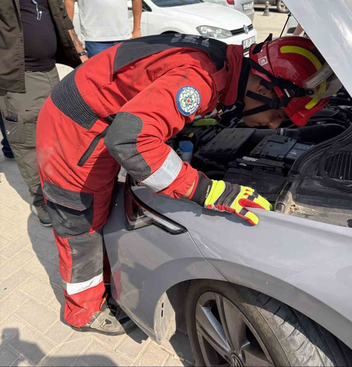 Kedi Otomobilin Motorundan Kurtarıldı