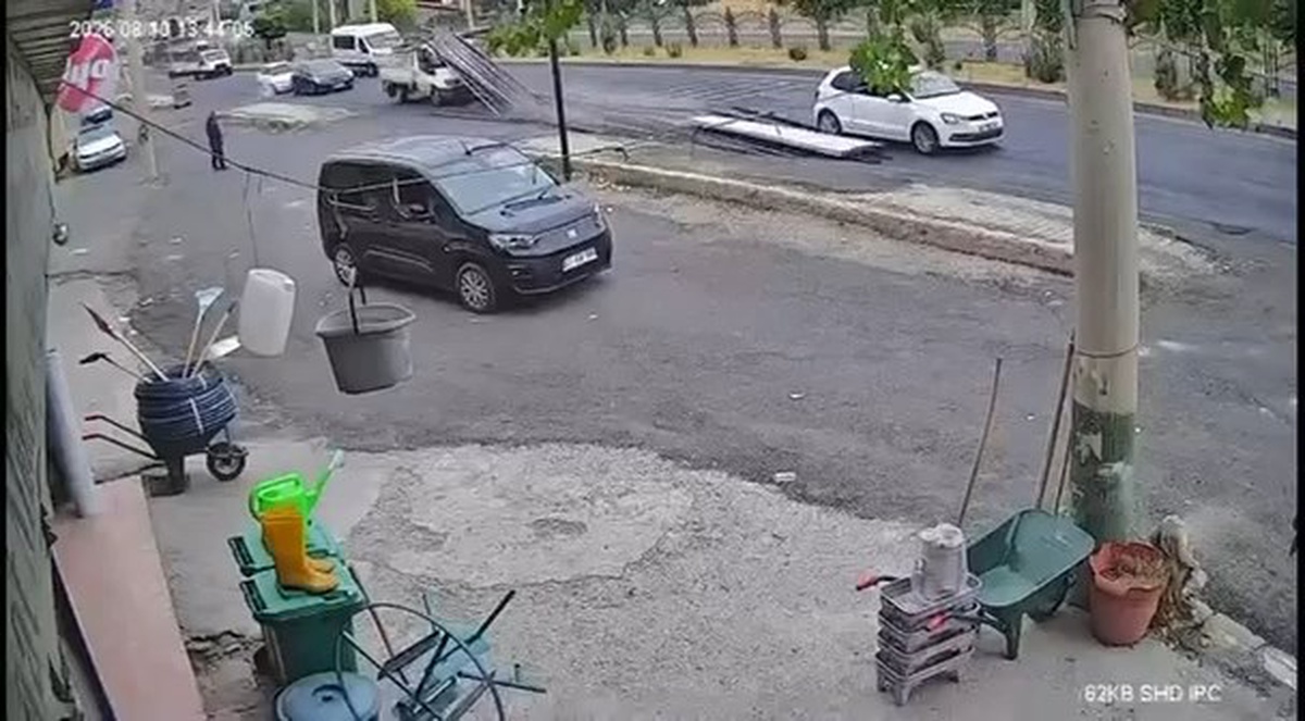 Diyarbakır\'da Kamyonet Yolda Demir Saçtı