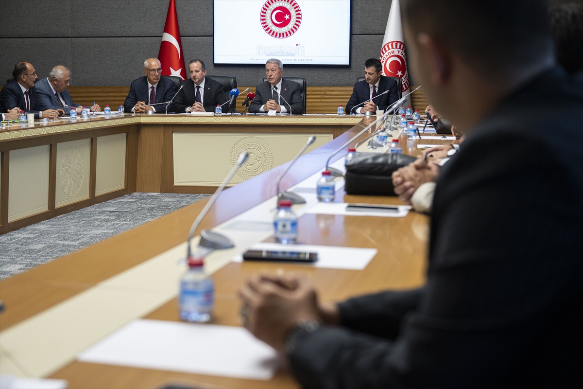 Akar, şehit aileleri ve gazilerle bir araya geldi