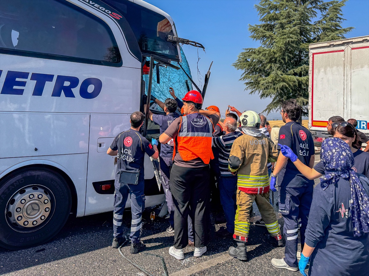 Uşak\'ta otobüs kazasında muavin hayatını kaybetti