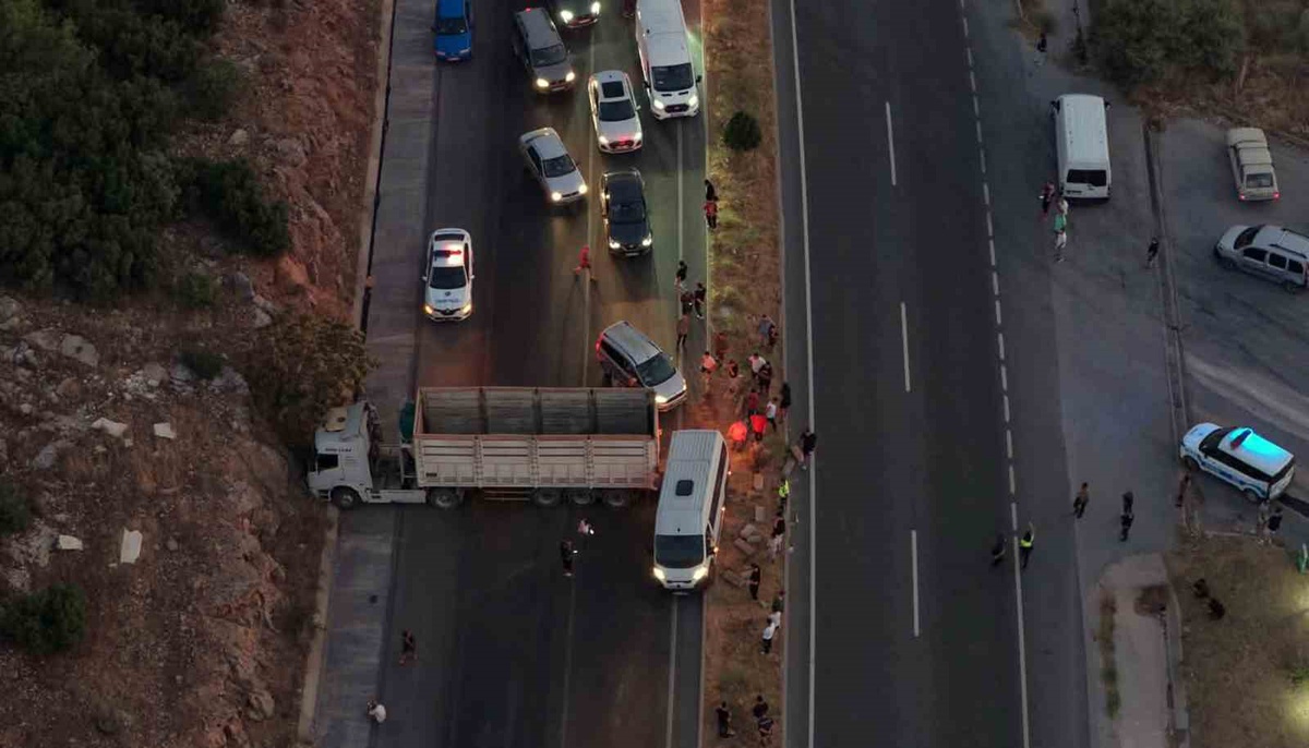 Yatağan\'da TIR Kontrolden Çıktı