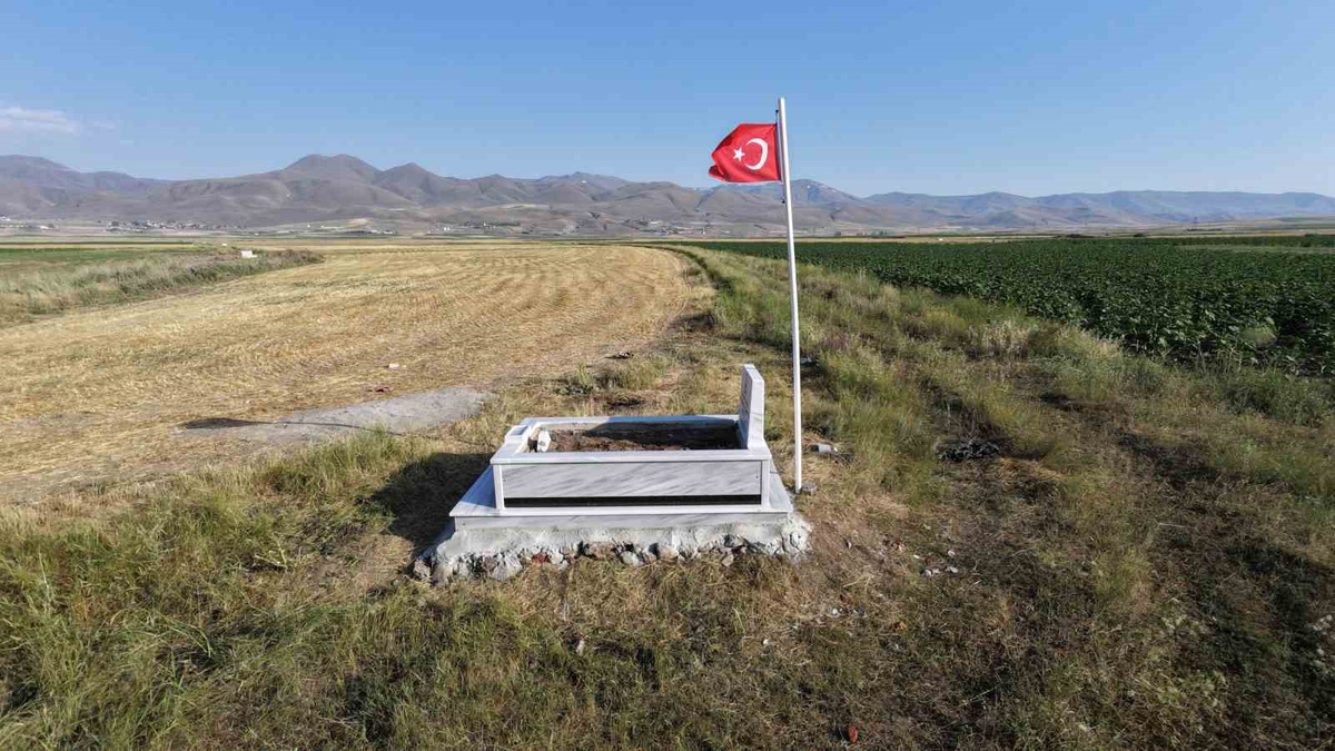 Erzurum\'daki 93 Harbi Şehidinin Kabri Hayırsever Sayesinde Yenilendi