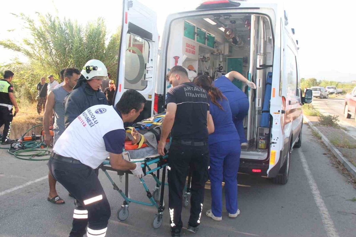Antalya\'da Kaza: Otomobil Sulama Kanalına Düştü