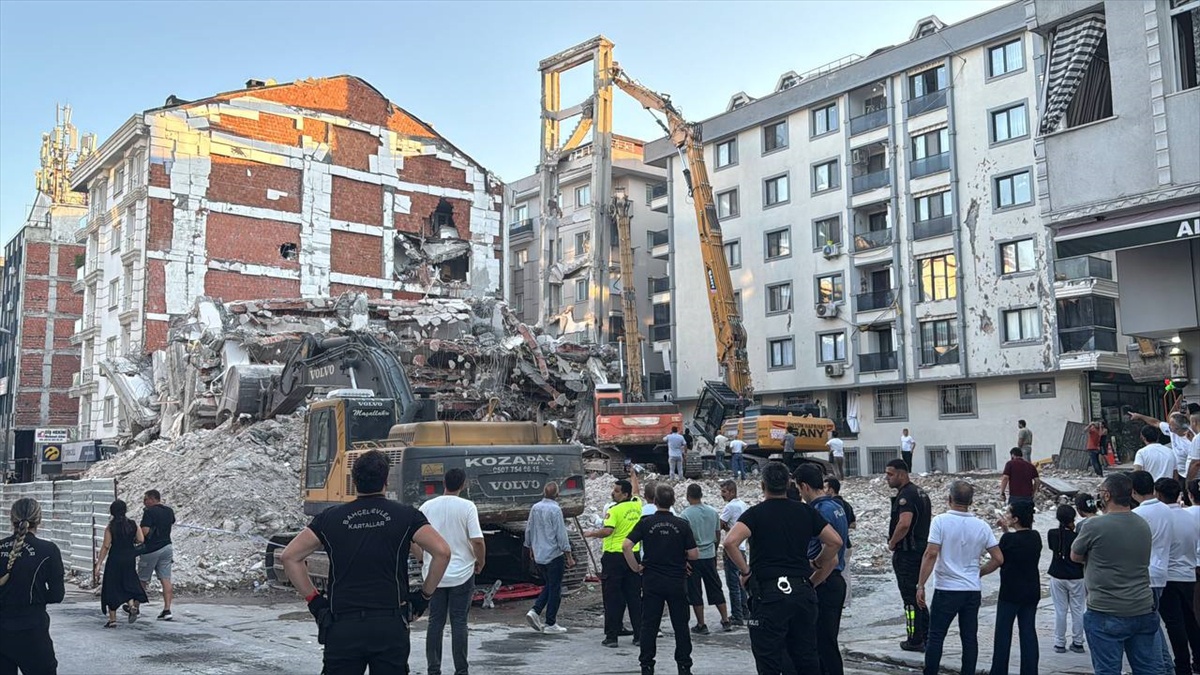 Beton Parçaları İki Binada Hasar Oluşturdu