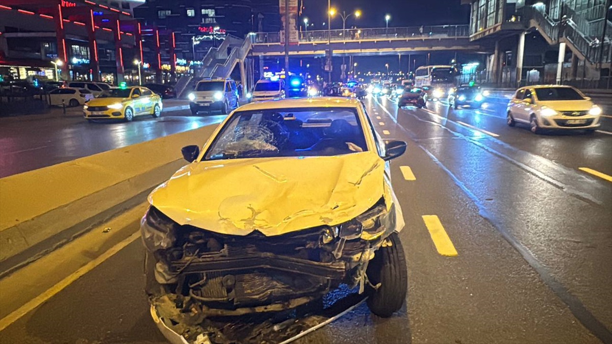 Bakırköy\'de Trafik Kazası: 3 Yaralı