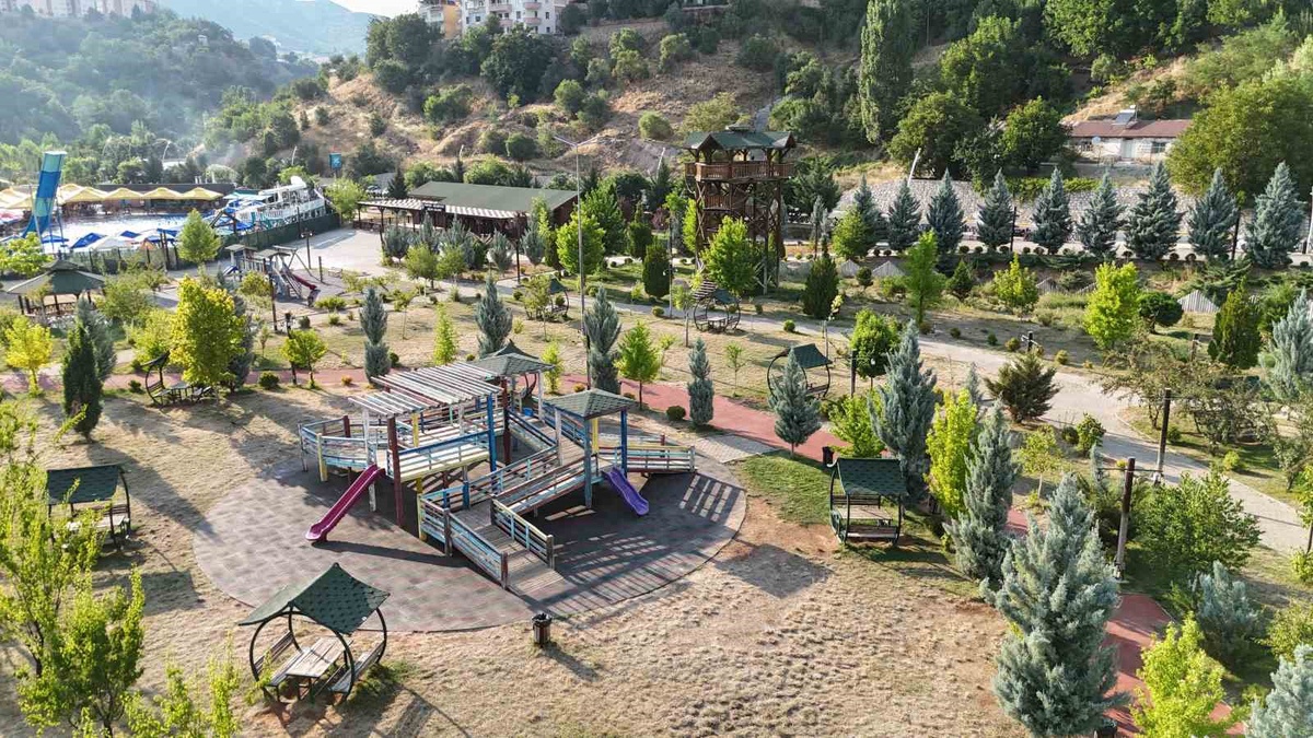 Tunceli\'de sıcak havada kar keyfi
