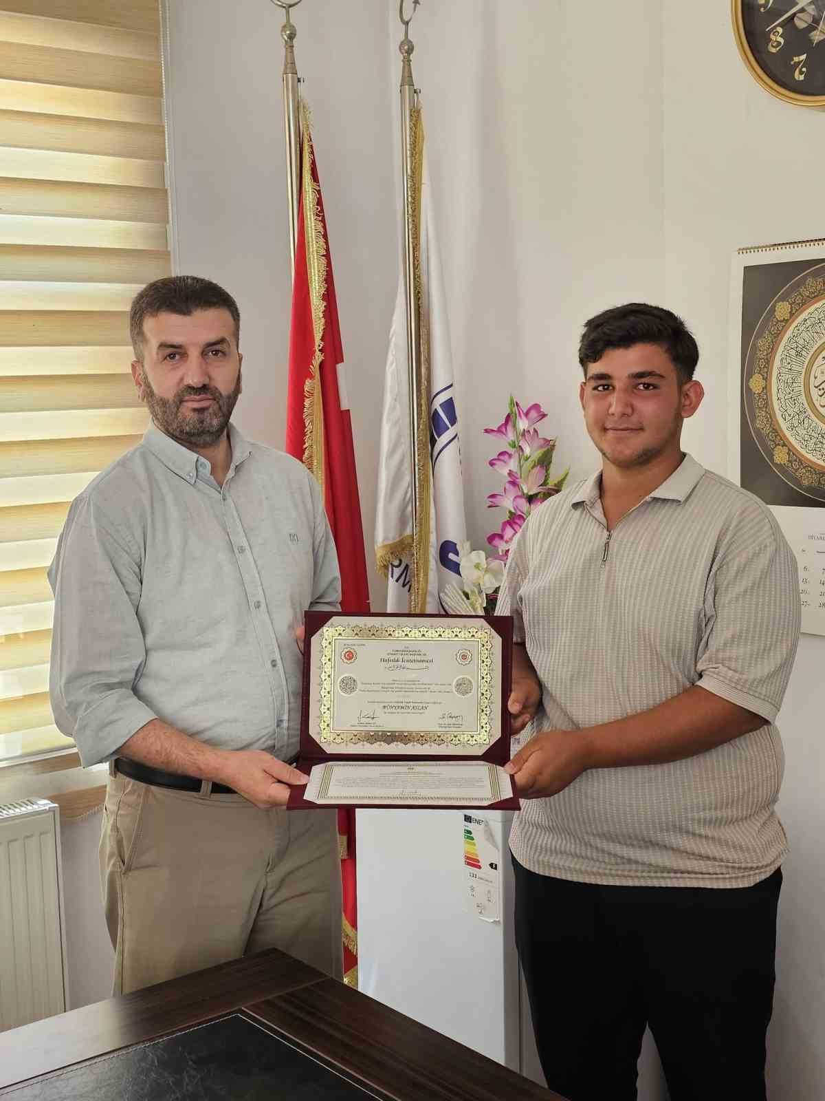 Diyarbakır\'da Hafızlara Belge Takdimi