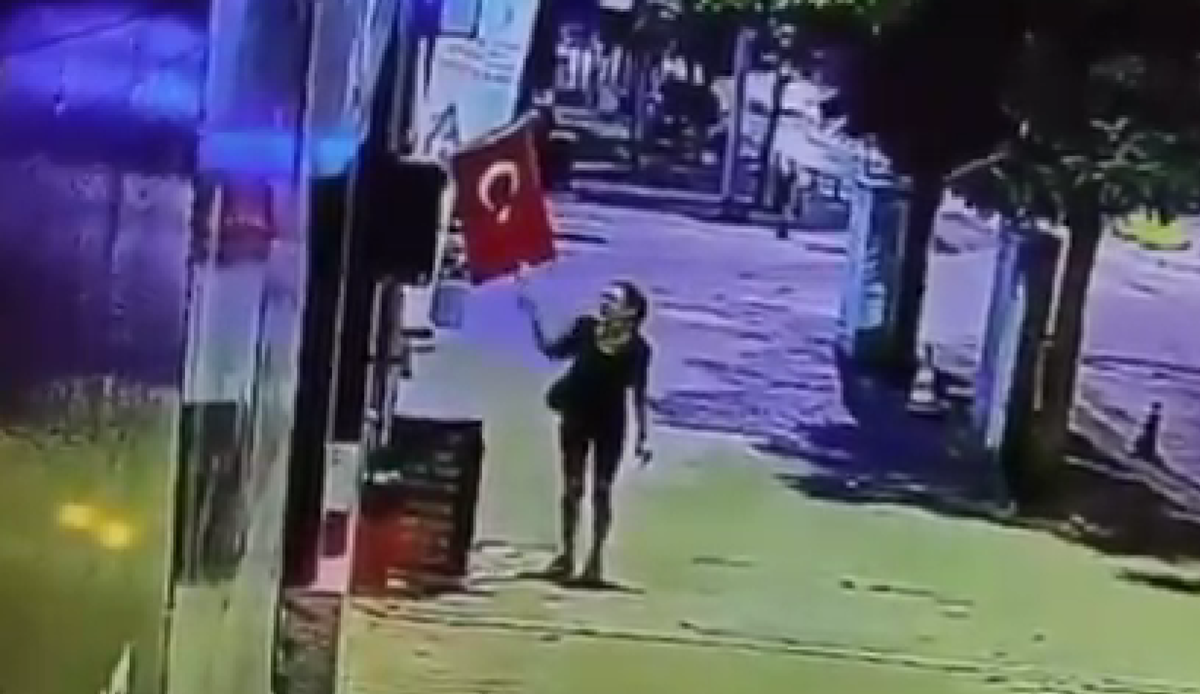 Destici\'den Bayrak Saldırısına Sert Tepki