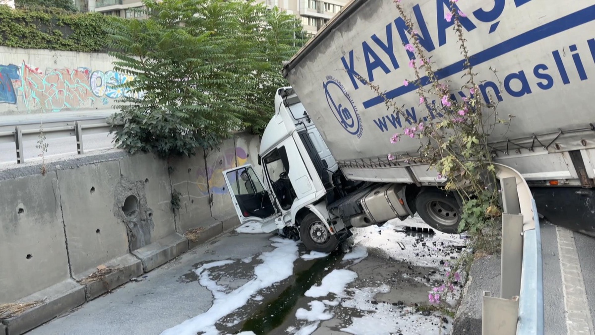 Esenler\'de TIR Kazası: Sürücü Hastaneye Kaldırıldı