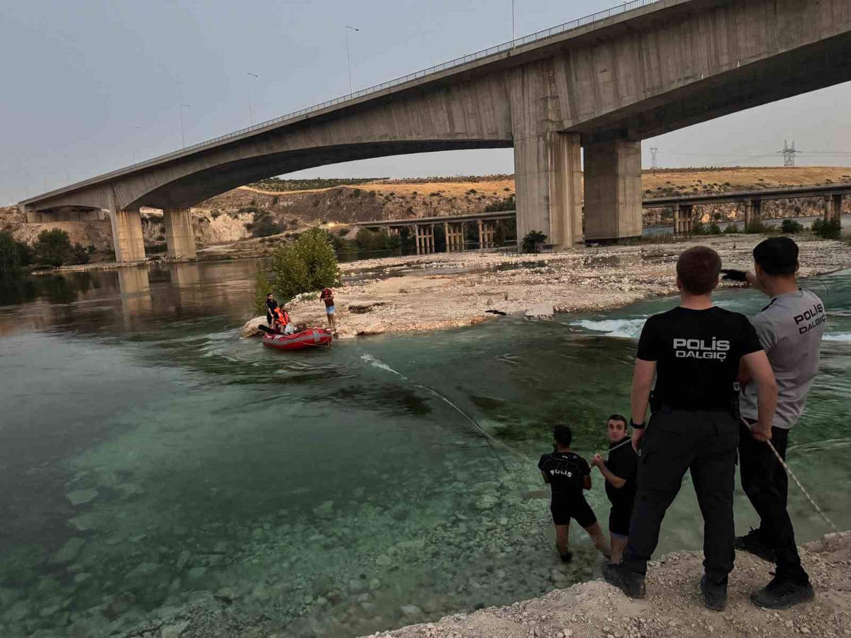 Fırat Nehri\'nde Mahsur Kalan 10 Kişi Kurtarıldı