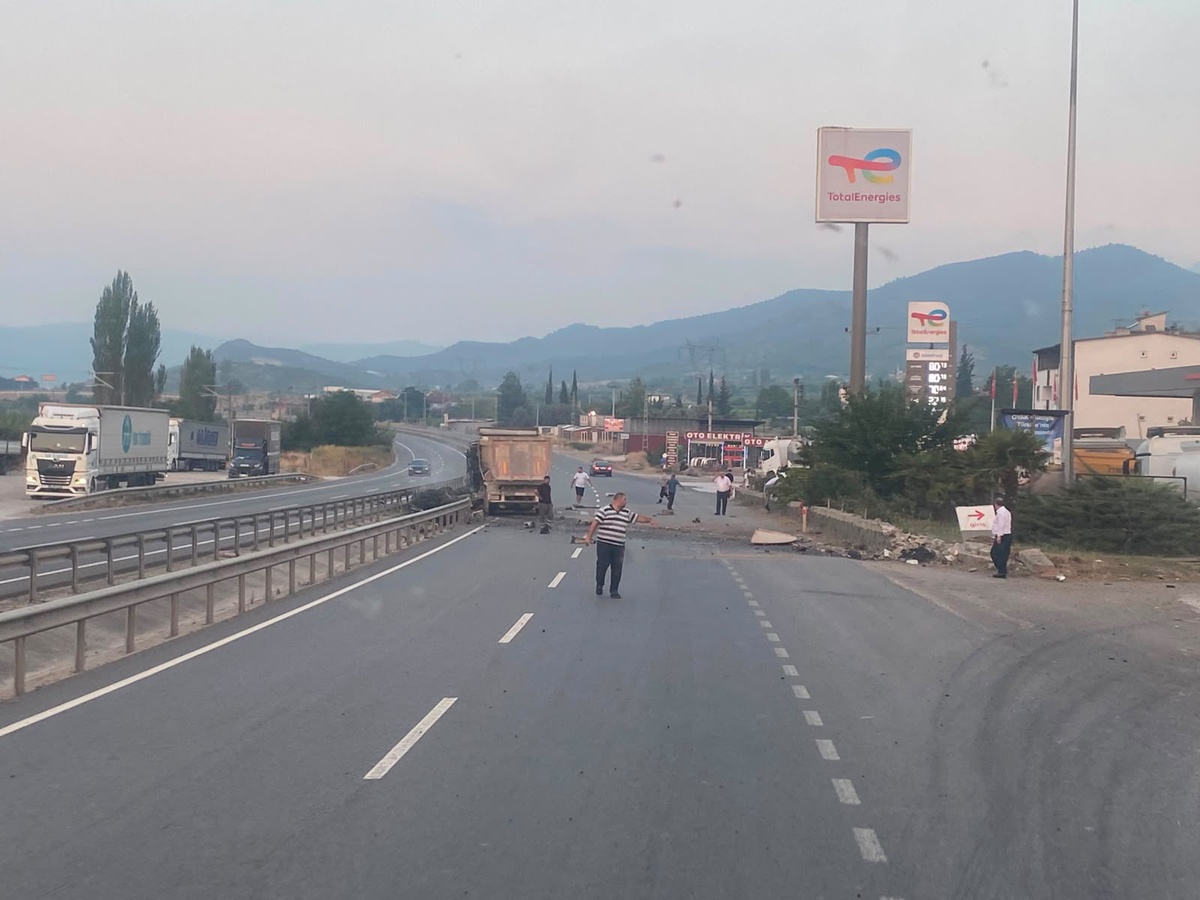 Pamukova\'da Kamyon Kazası: 1 Ölü, 1 Yaralı