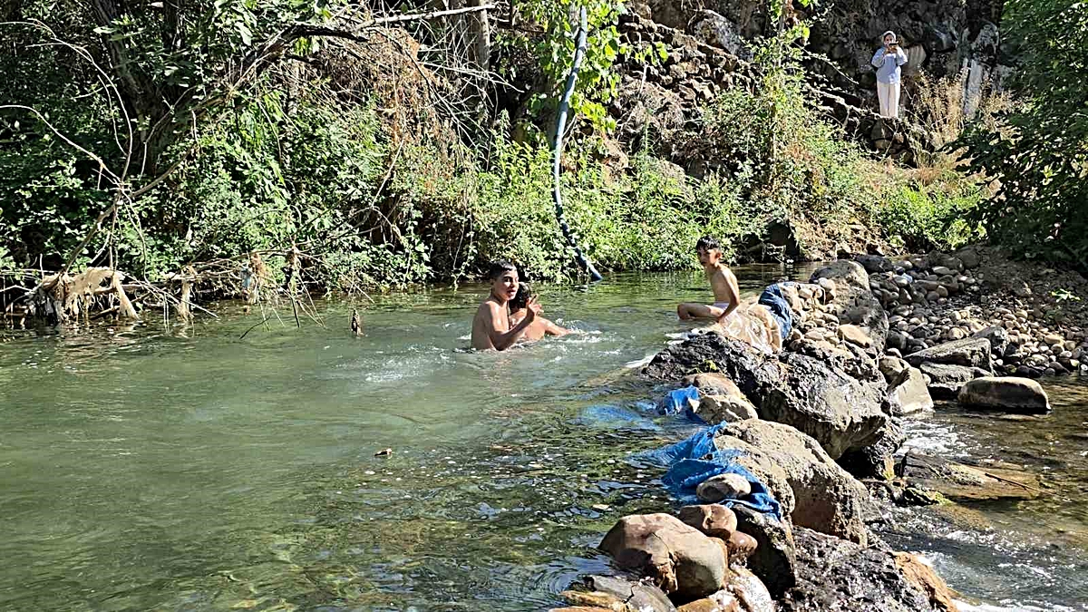 Hatay\'da Sıcaklarda Çocuklar Derede Yüzdü