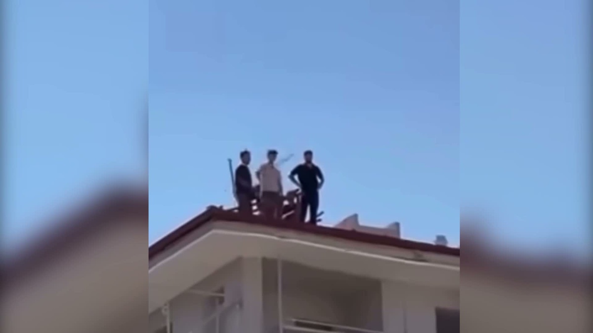 Isparta\'da İşçiler Ücretlerini Almak için Çatıya Çıktı