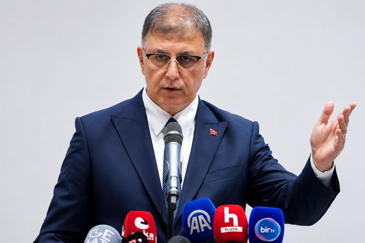 İzmir Büyükşehir Belediye Başkanı Cemil Tugay ayrıldığı CHP\'nin WhatsApp grubuna yeniden eklendi