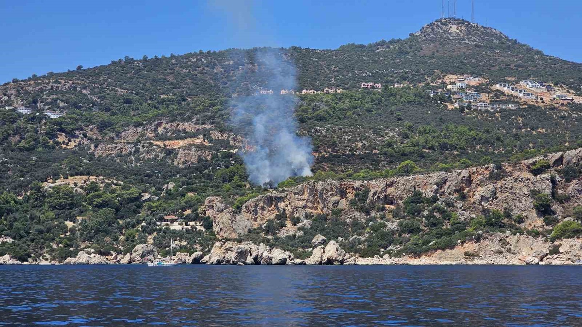 Kaş\'ta Yangın Kontrol Altına Alındı