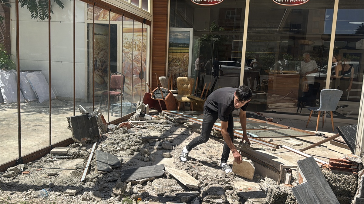 Kayseri\'de Otomobil Fırına Girdi