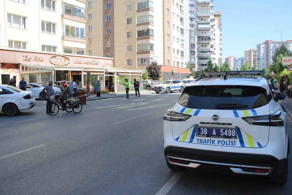 Kayseri\'de Kaza: Otomobil Pide Fırınına Girdi