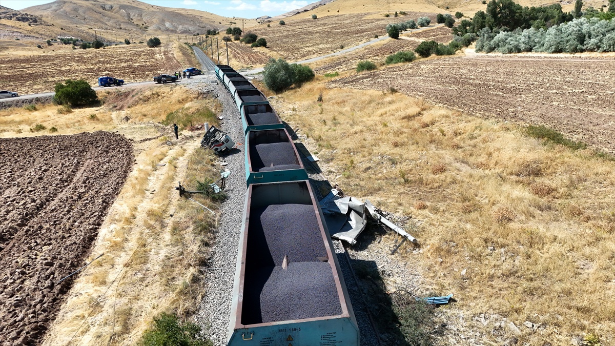 Hekimhan\'da Tren Kazası: Sürücü Yaralandı