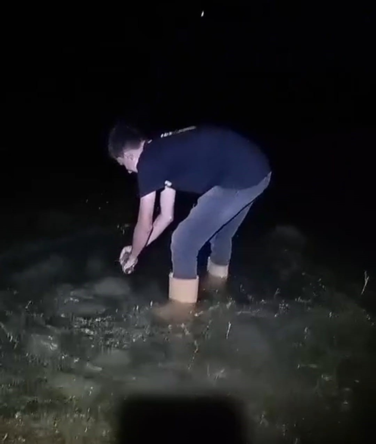 Duyarlı Balıkçıdan Yavru Sazana Veda