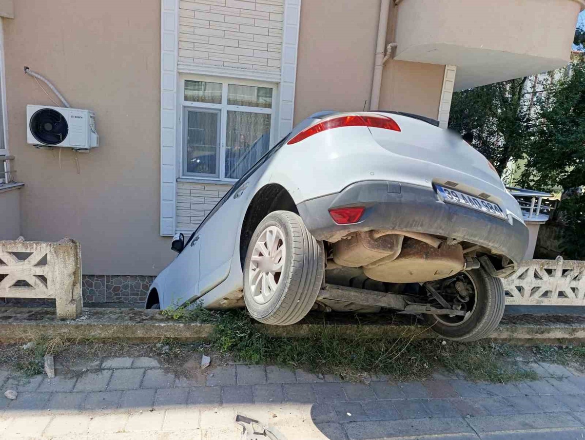 Babaeski\'de Otomobil Bahçe Duvarında Asılı Kaldı
