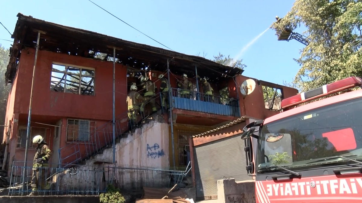 Pendik\'te Gecekondu Yangını İki Katlı Bina Gününü Kötü Geçirdi