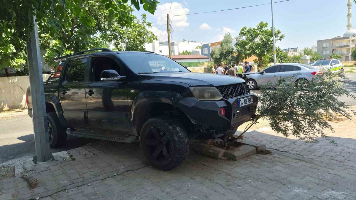 Adıyaman\'da Pikap-Otomobil Çarpıştı: 1 Yaralı