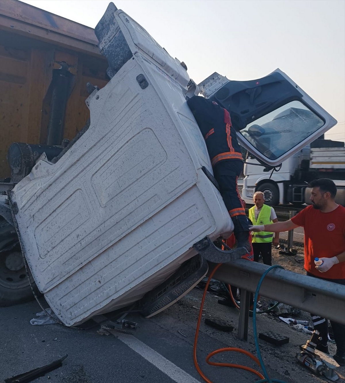 Tır Bariyere Çarptı: 1 Ölü, 1 Yaralı