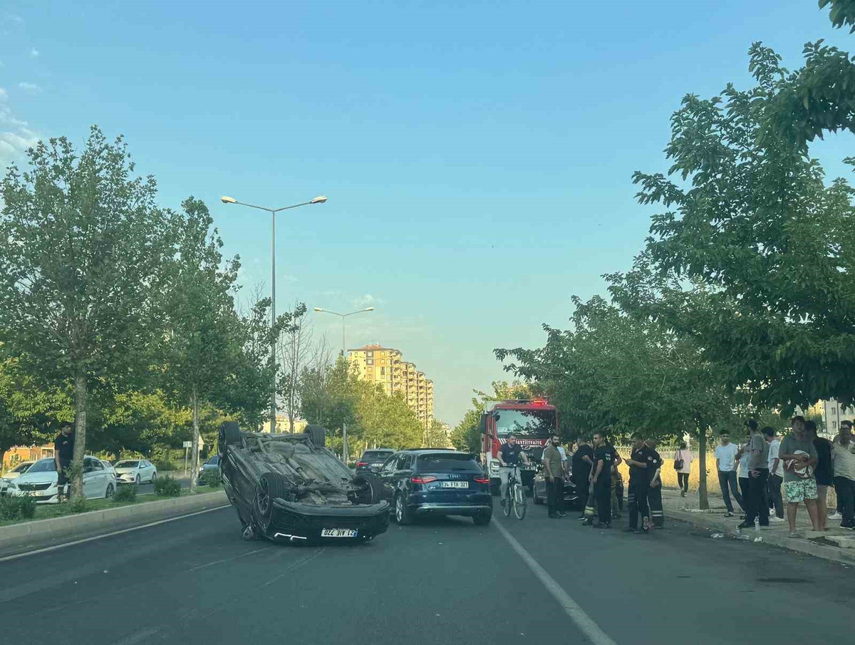 Diyarbakır\'da Otomobil Takla Attı: 2 Yaralı