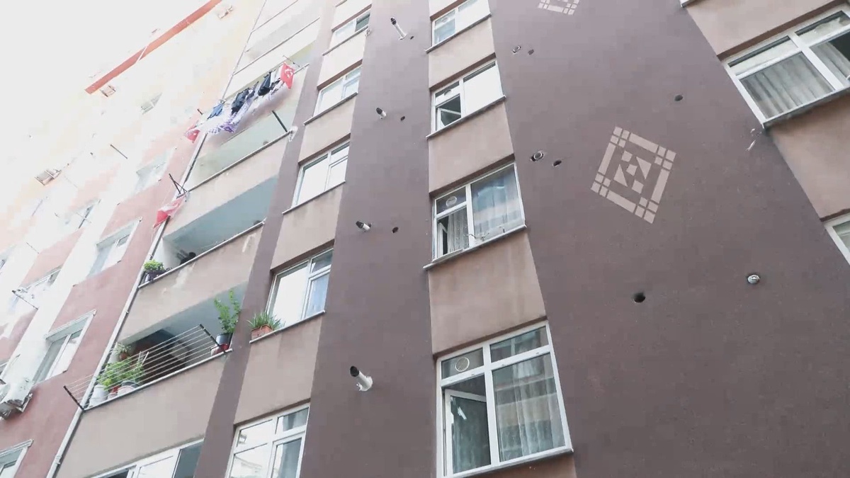 Eczane Önünde Silahlı Saldırı: Genç Kadın Hayatını Kaybetti