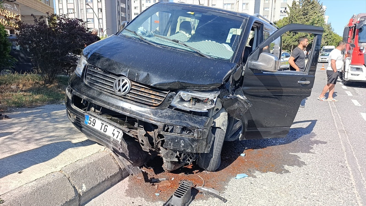Çerkezköy\'de Trafik Kazası: 3 Yaralı