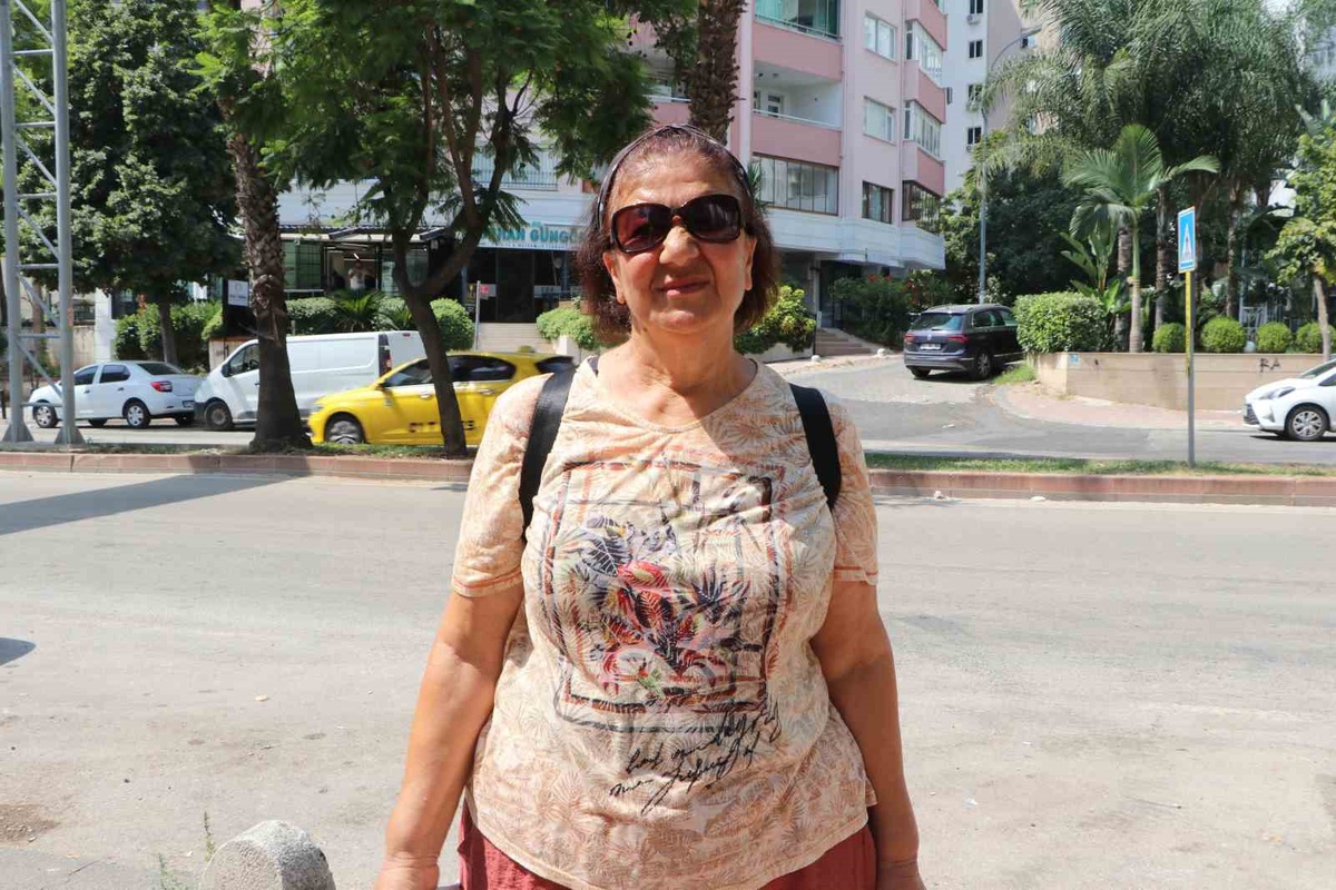 Pitbull\'un Kediyi Telefi Tepki Çekti