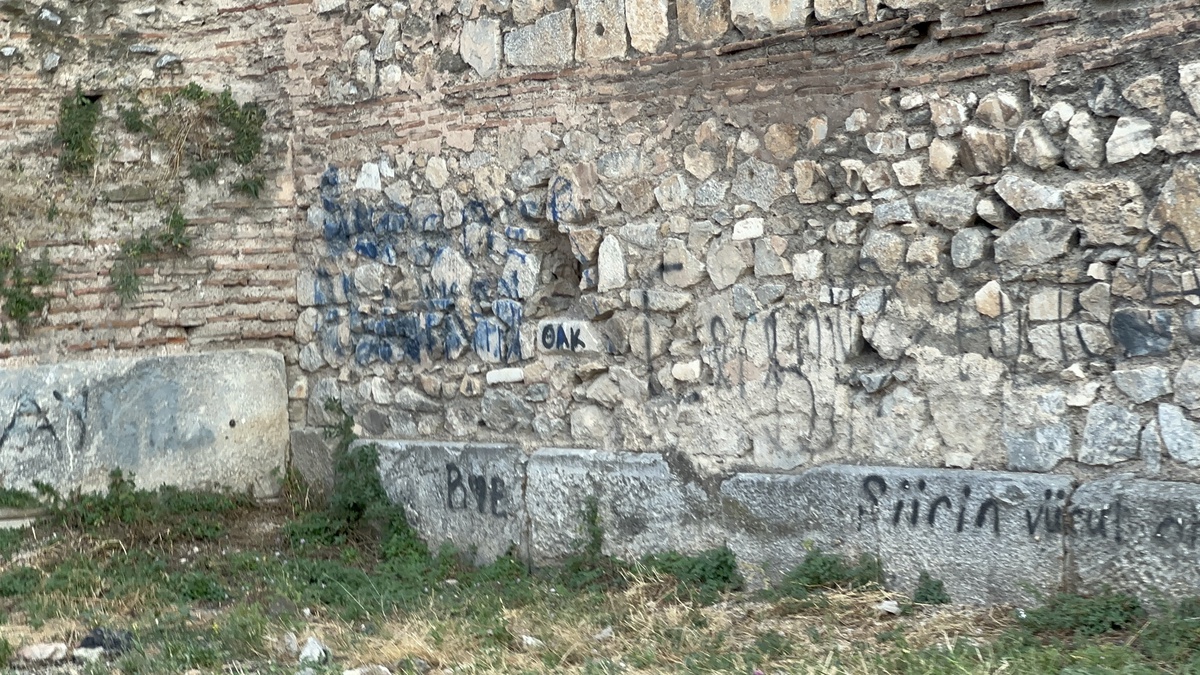 UNESCO listesindeki tarihi İznik surlarına çirkin saldırı