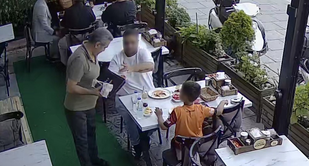 Restoran Müşterisinden Şok Olay: Kılını Yemeğe Attı