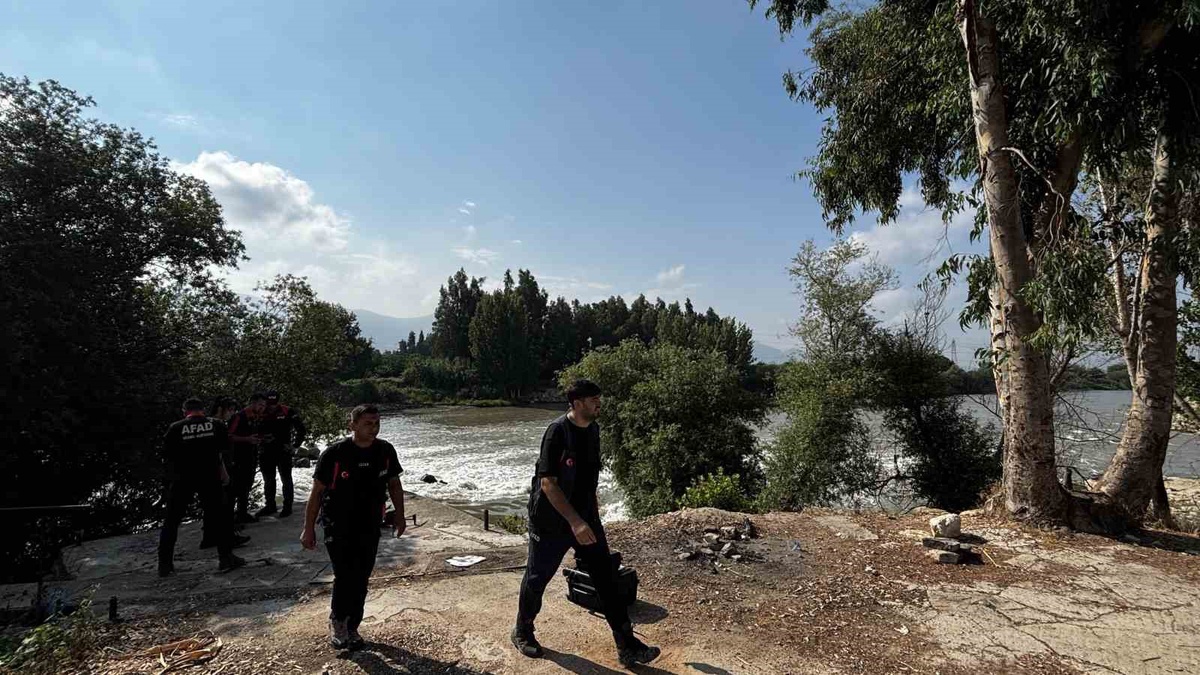 Ceyhan Nehri\'nde Kaybolan Çocuklar İçin Arama Devam Ediyor