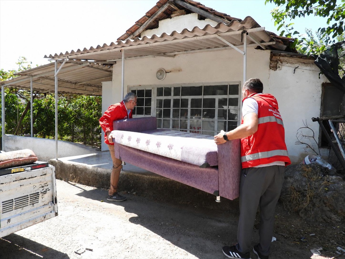 Kepez\'de Temizlik: 5 Kamyon Çöp Çıkarıldı