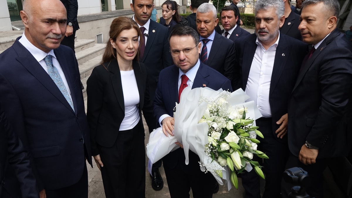 Bakan Gürlek Trabzon\'da Partililerle Buluştu